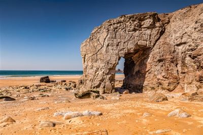 Der Bogen in Port Blanc, Halbinsel Quiberon, Bretagne, Frankreich.